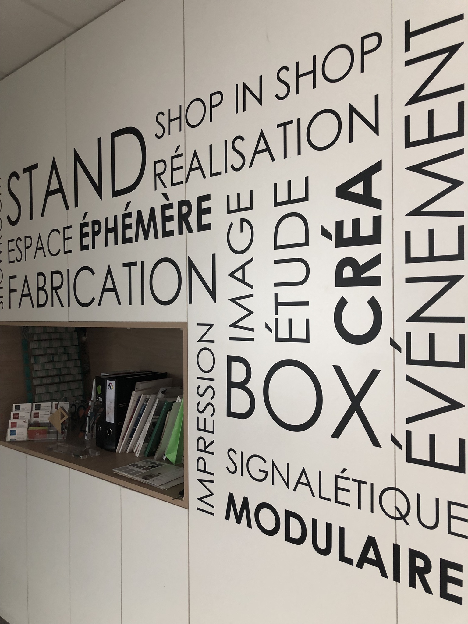 Covering mural, adhésif, découpe