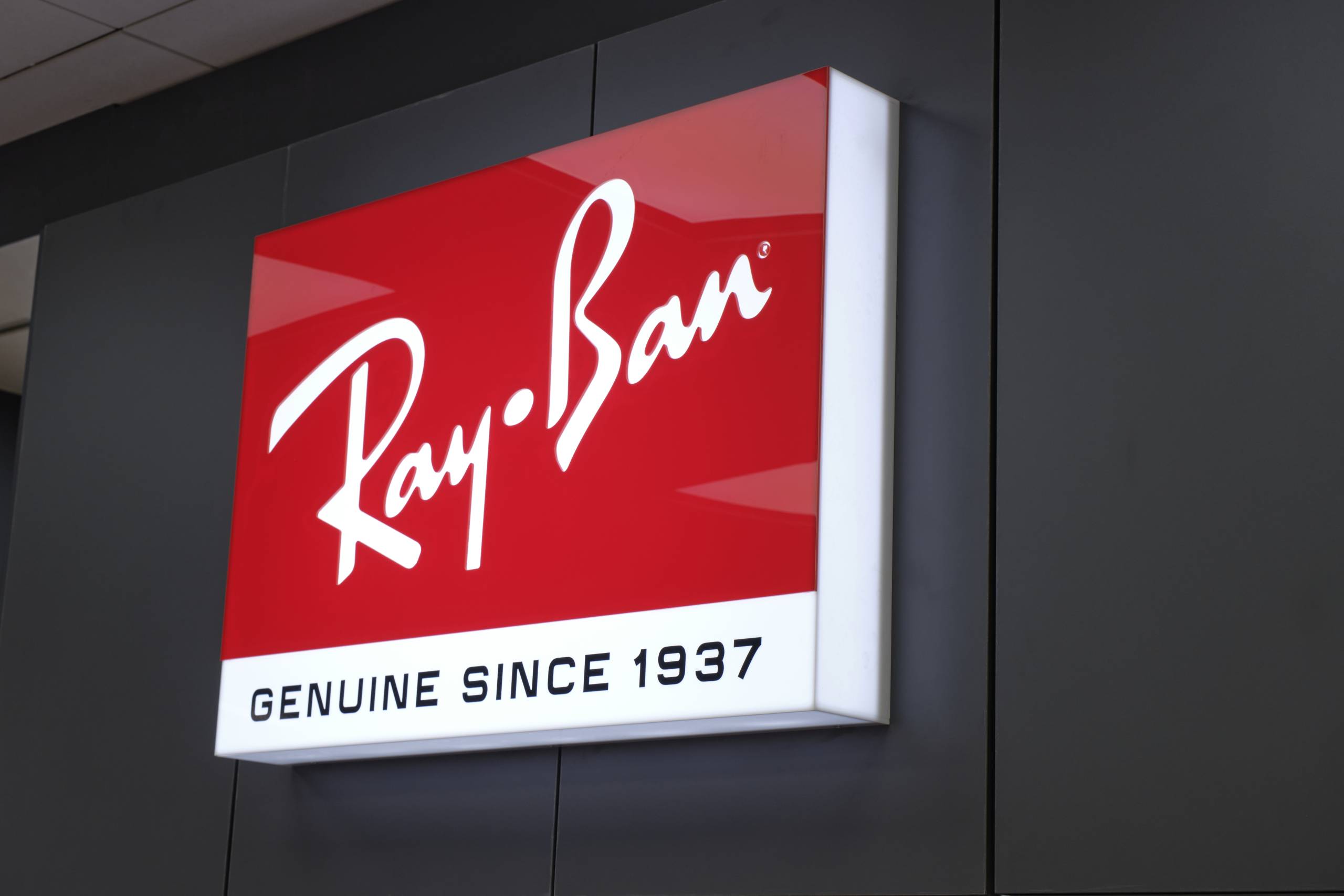 Logo lumineux RAY.BAN