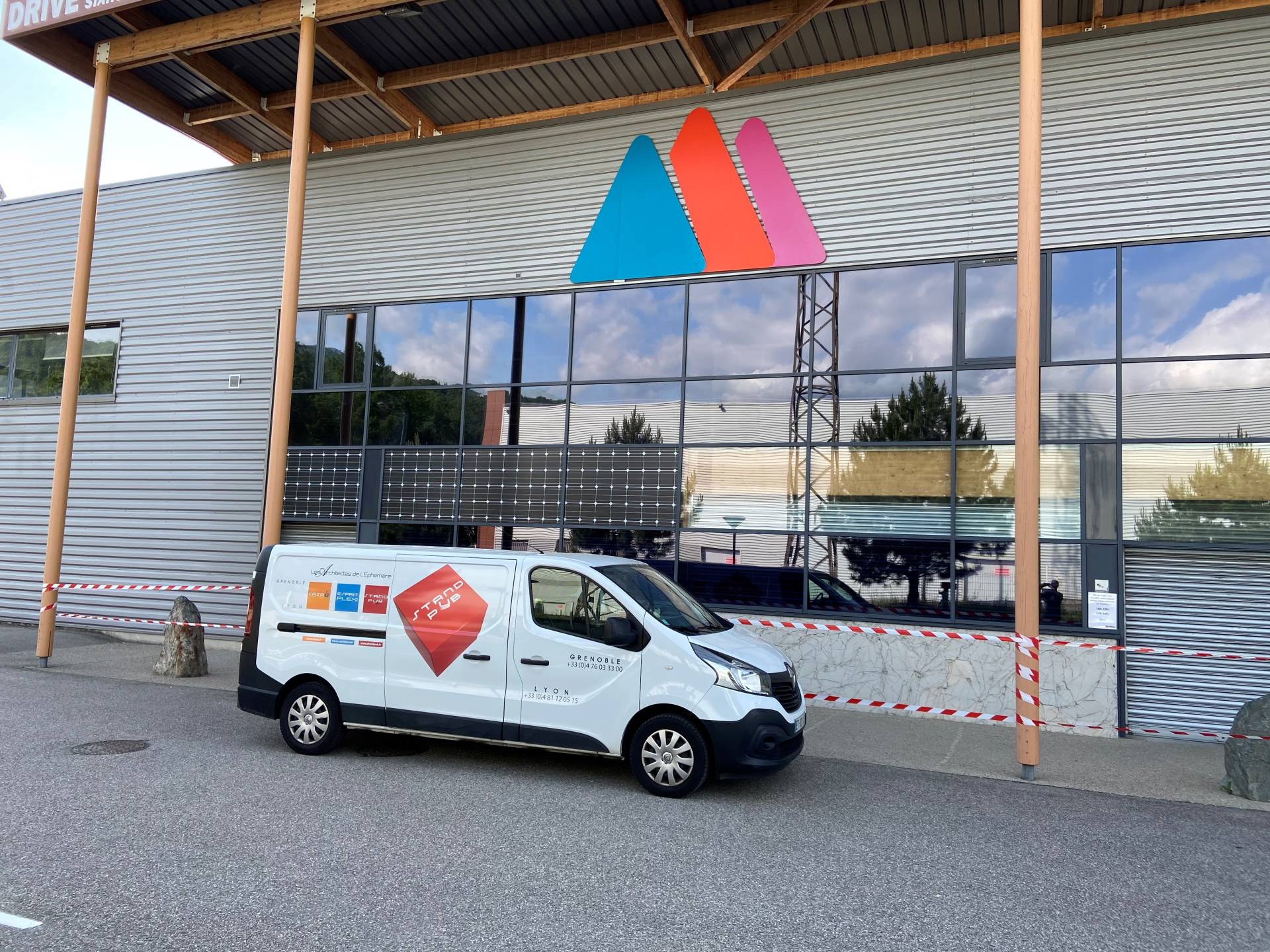 Lettres en relief Espace Montagne — entrée