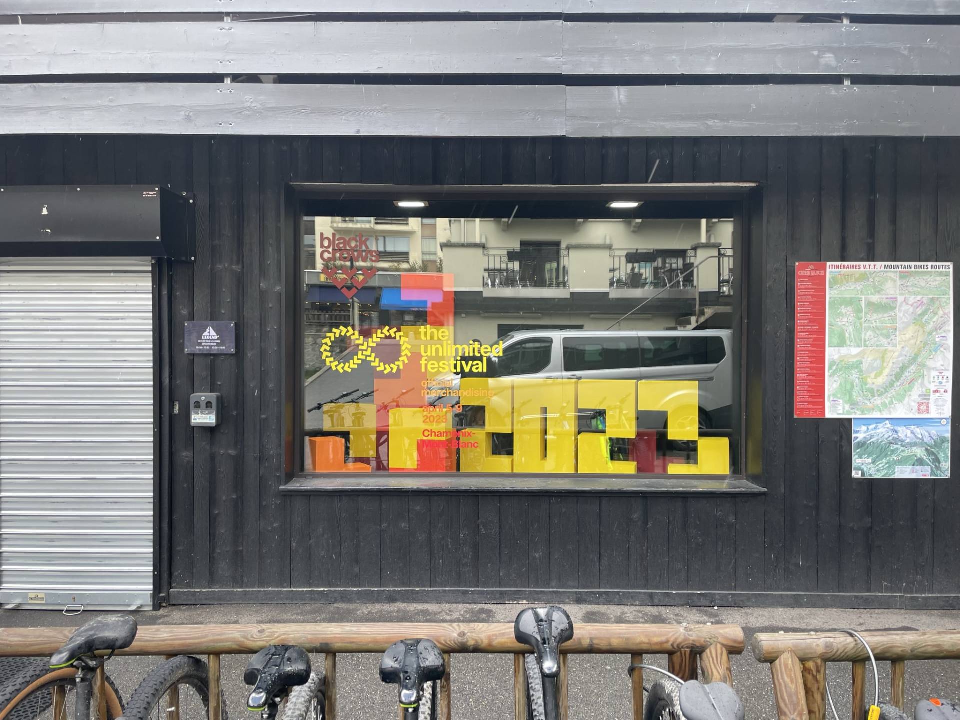 Vitrine magasin BLACK CROWS