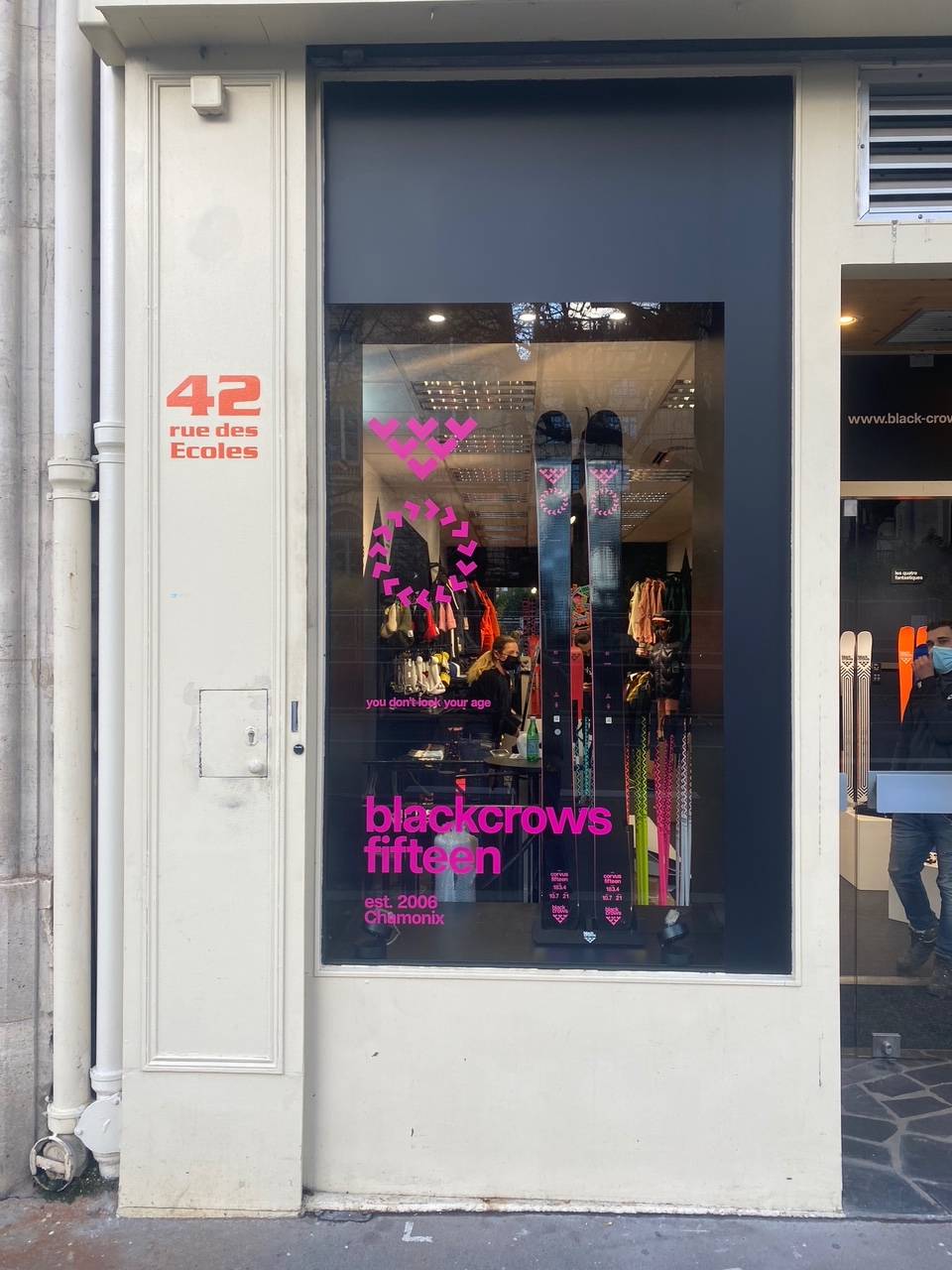 Vitrine magasin BLACK CROWS — PLV