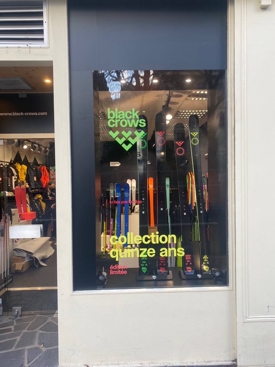 Vitrine magasin BLACK CROWS — PLV