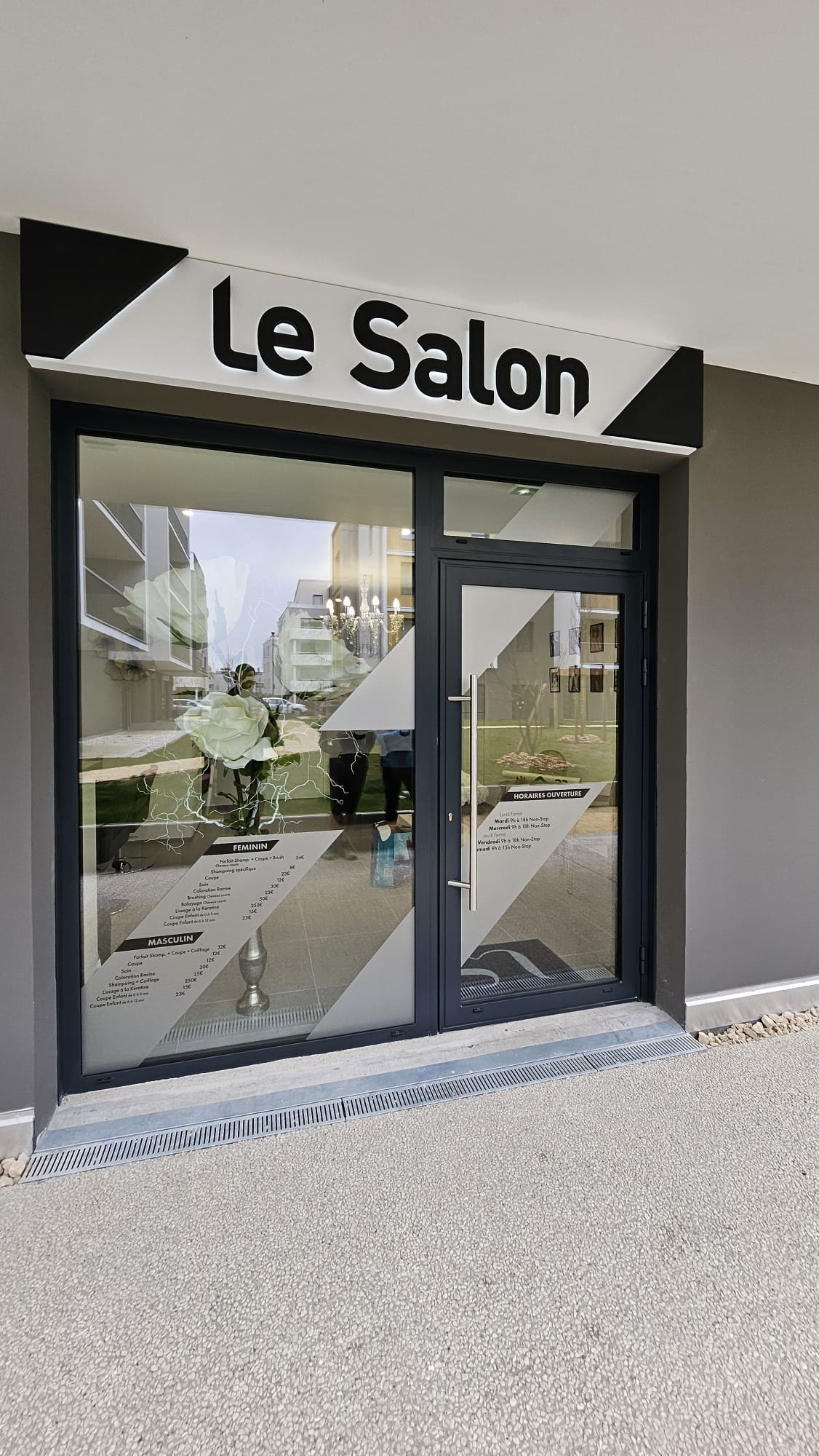 Vitrine magasin LE SALON